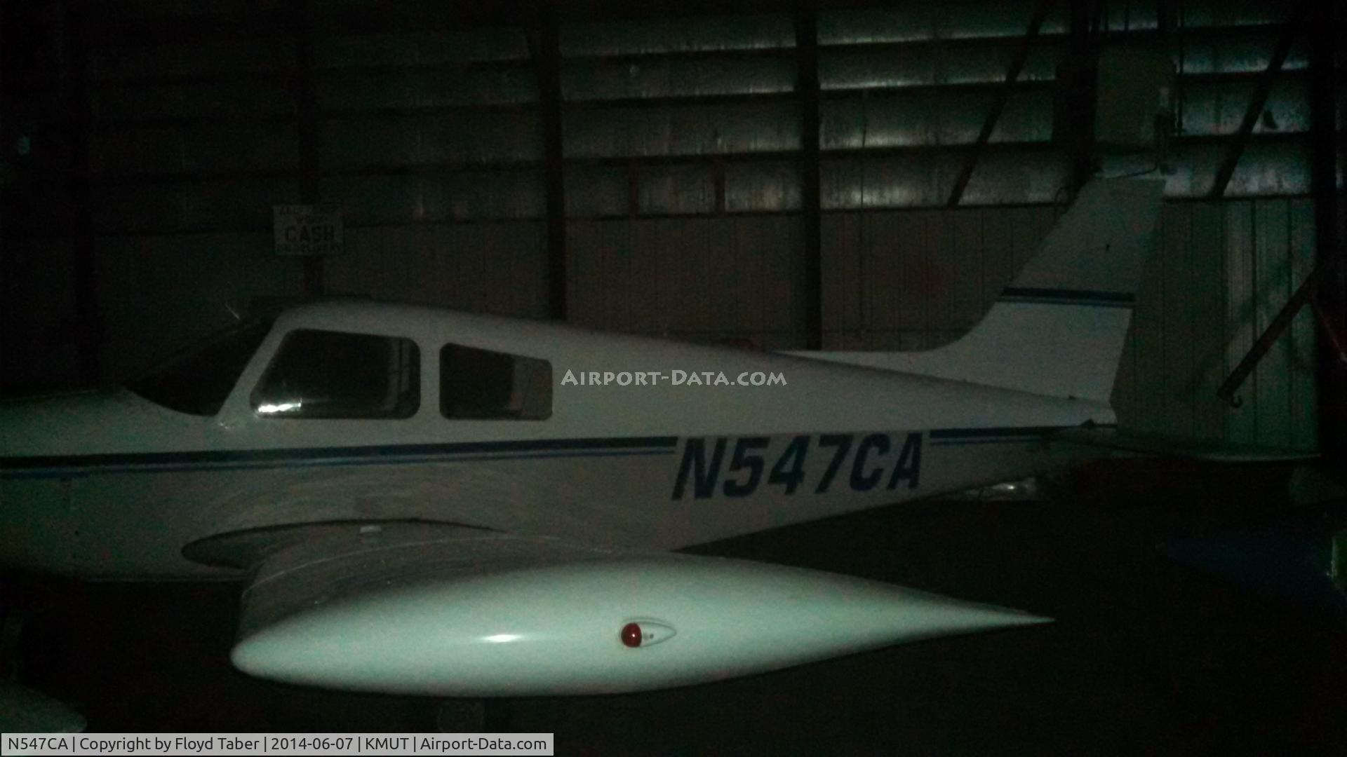 N547CA, 1975 Piper PA-28-140 C/N 28-7625096, Sitting inside