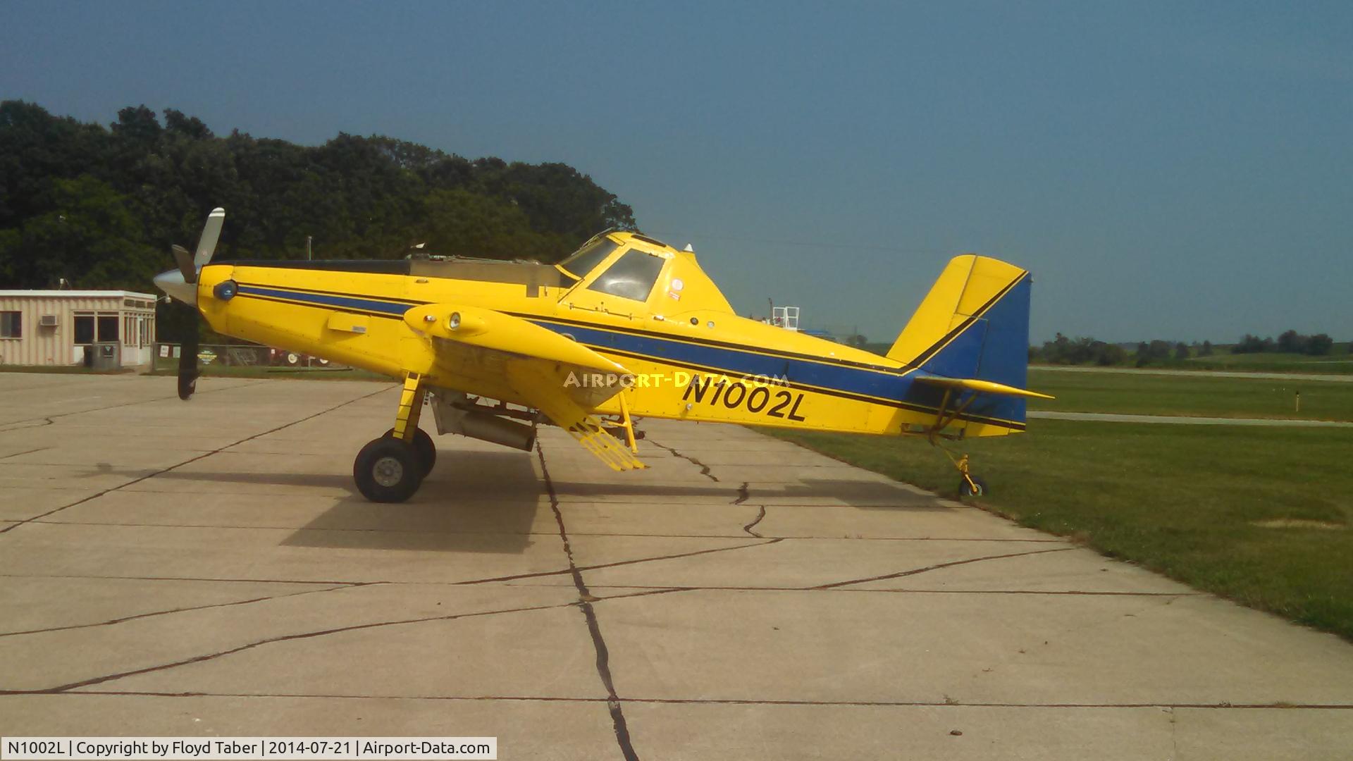 N1002L, 1988 Air Tractor Inc AT-502 C/N 502-0018, Waiting for some supplies