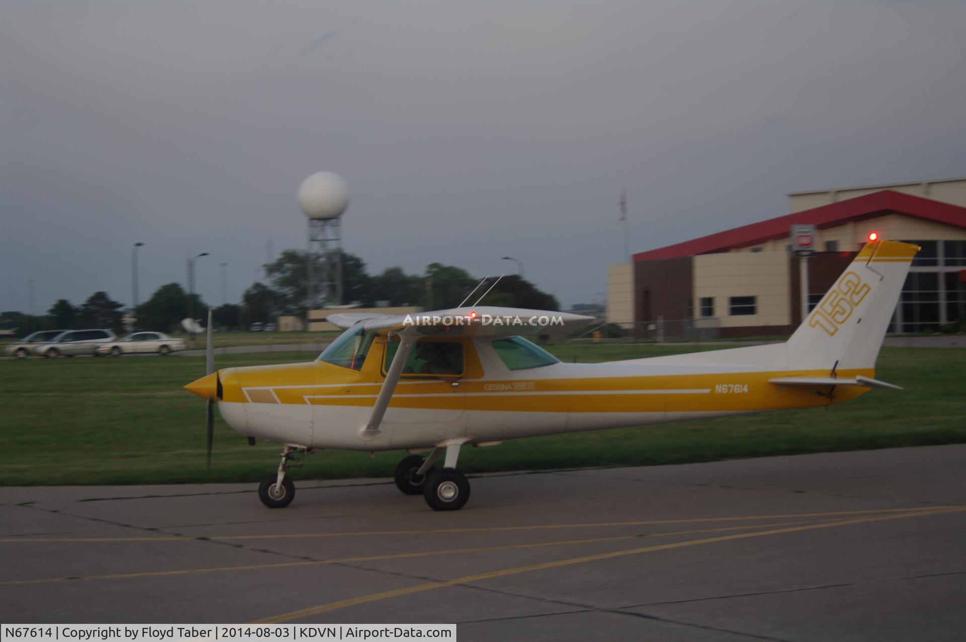 N67614, 1978 Cessna 152 C/N 15281948, Taxing back to the hangars