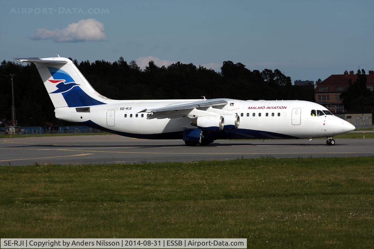 SE-RJI, 1999 British Aerospace Avro 146-RJ100 C/N E3357, Lining up runway 12.