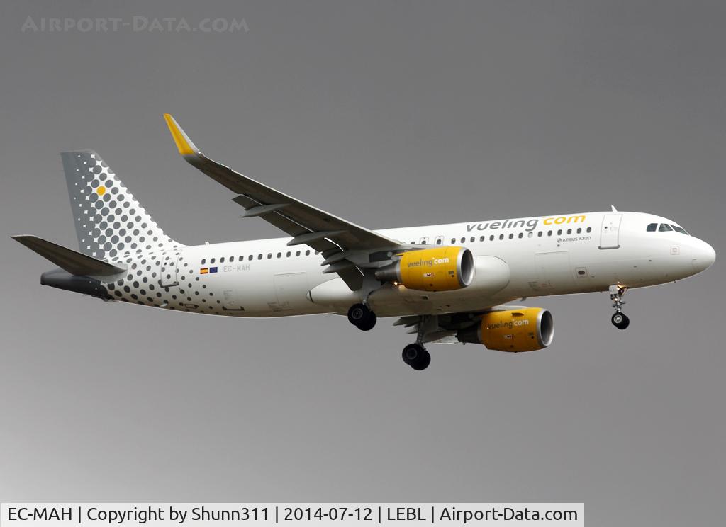 EC-MAH, 2014 Airbus A320-214 C/N 6039, Landing rwy 07R