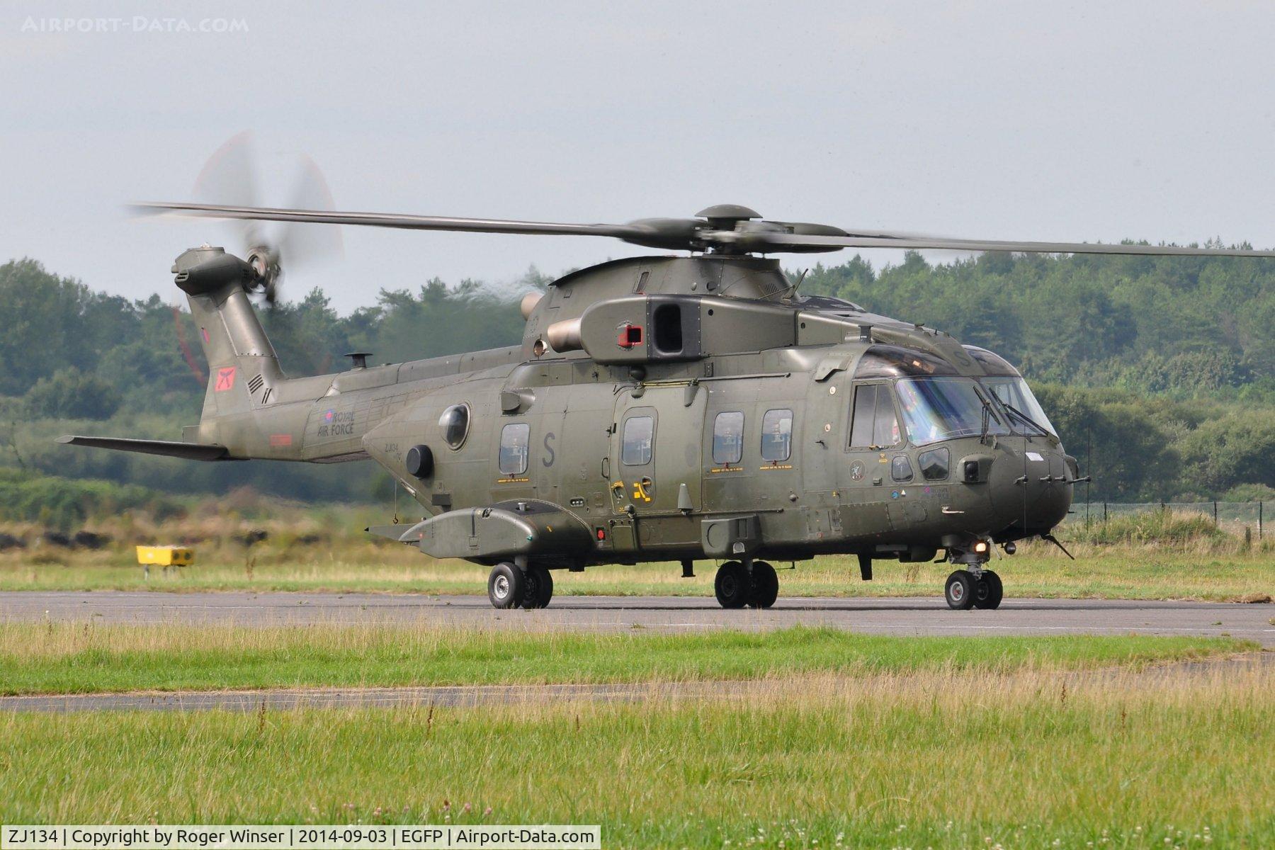 ZJ134, Westland Merlin HC.4 C/N 50183/RAF18, Merlin helicopter coded S of 28 Squadron RAF on a brief visit to the airport as part of Rapier Formation with ZJ120. Both helicopters departed to the west and landed on the helipad at the adjacent DIO Pembrey Sands Air Weapons Range (EGOP). 