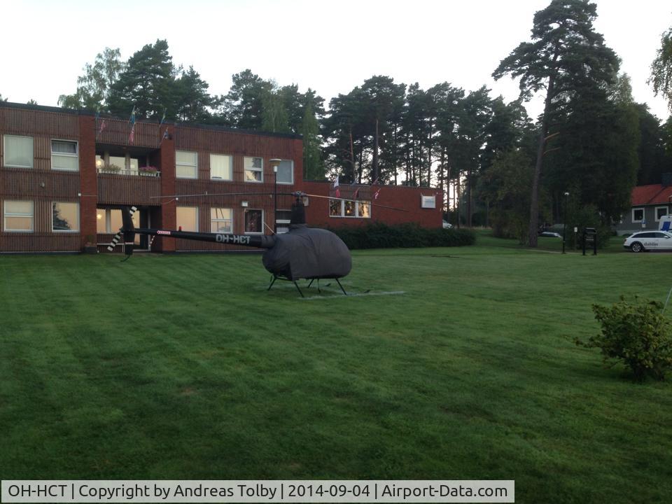 OH-HCT, 2002 Robinson R22 Beta C/N 3393, Landed att Hotell Marieberg.