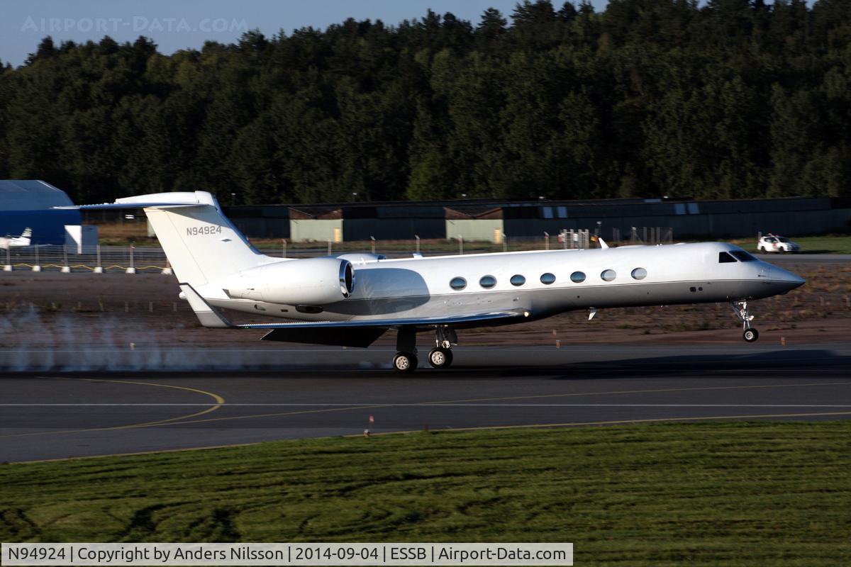 N94924, 2009 Gulfstream Aerospace GV-SP (G550) C/N 5255, Landing on runway 30 from Oakland.