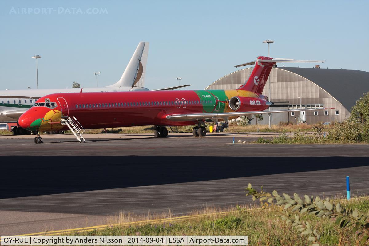OY-RUE, 1990 McDonnell Douglas MD-83 (DC-9-83) C/N 49936, Parked at ramp J.