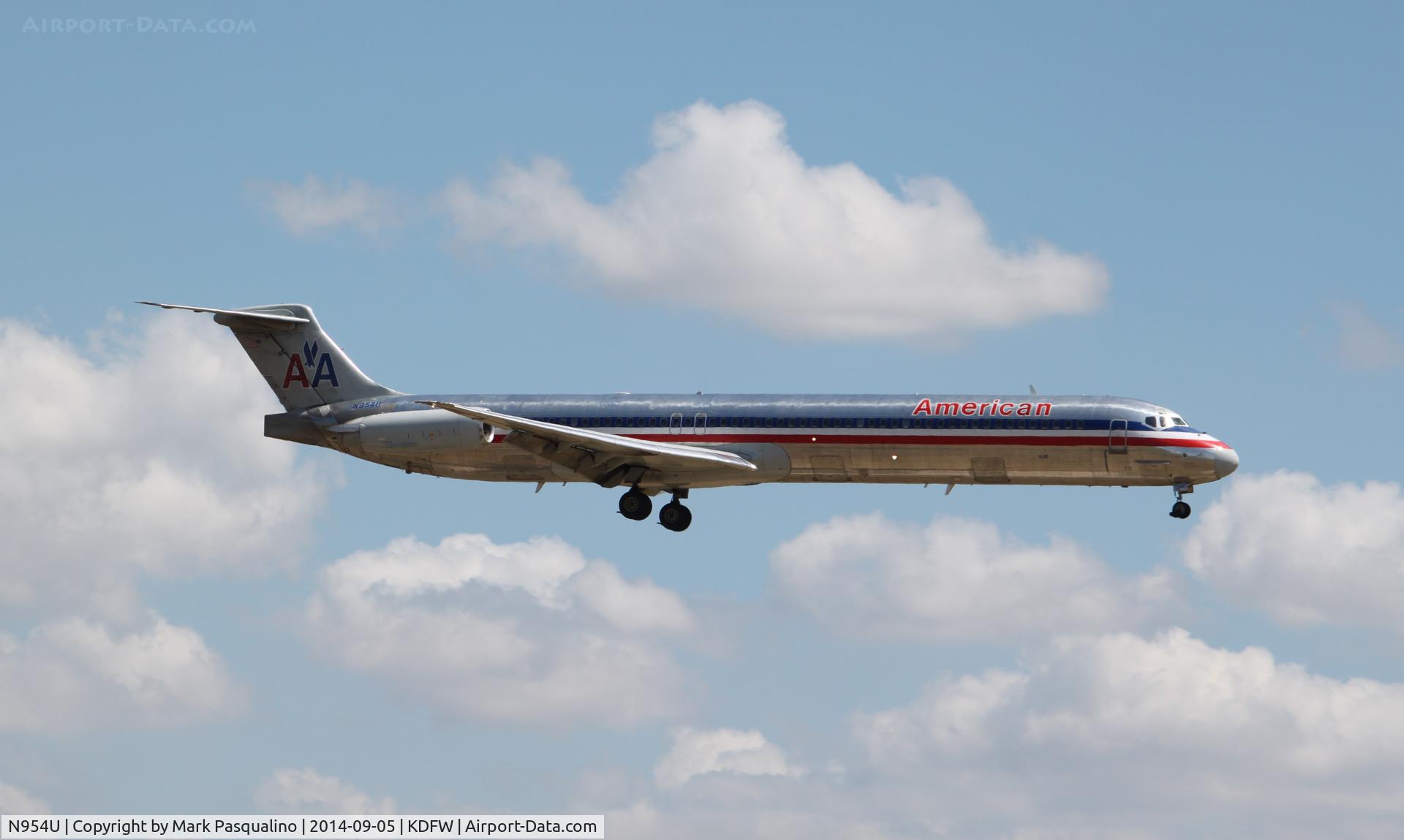 N954U, 1987 McDonnell Douglas MD-82 (DC-9-82) C/N 49426, MD-82