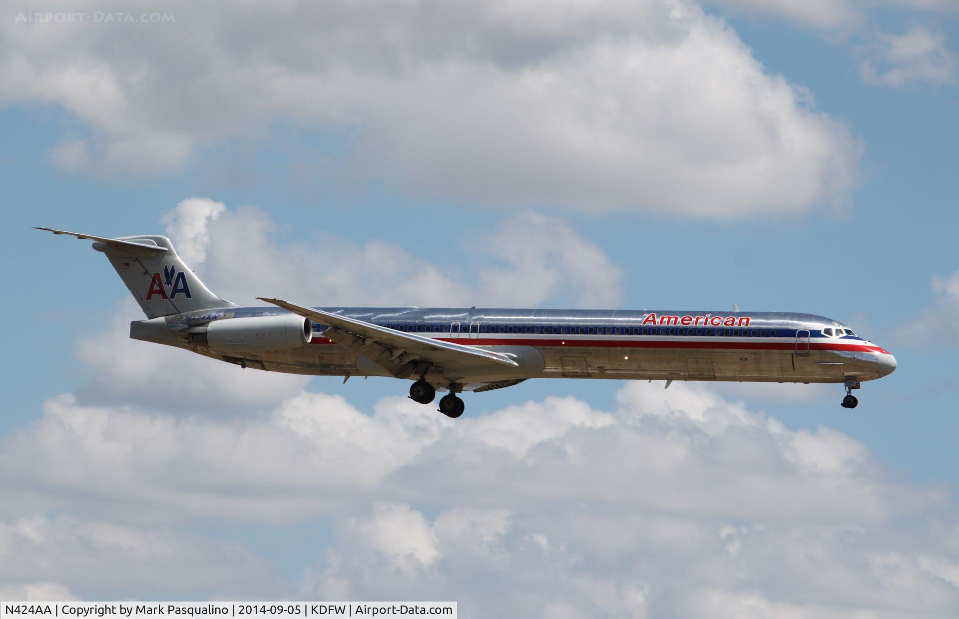 N424AA, 1986 McDonnell Douglas MD-82 (DC-9-82) C/N 49336, MD-82