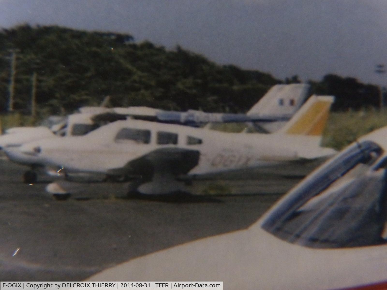 F-OGIX, Piper PA-28-181 Archer C/N 288090172, Détruit le 16 septembre 1989 lors du passage de l'ouragan HUGO sur la Guadeloupe.
En arrière plan le F337G F-OGHK