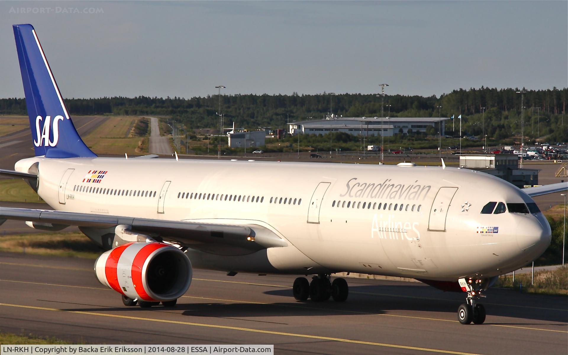 LN-RKH, 2002 Airbus A330-343 C/N 497, Taxiing on taxiway W after landing on rwy 01R.