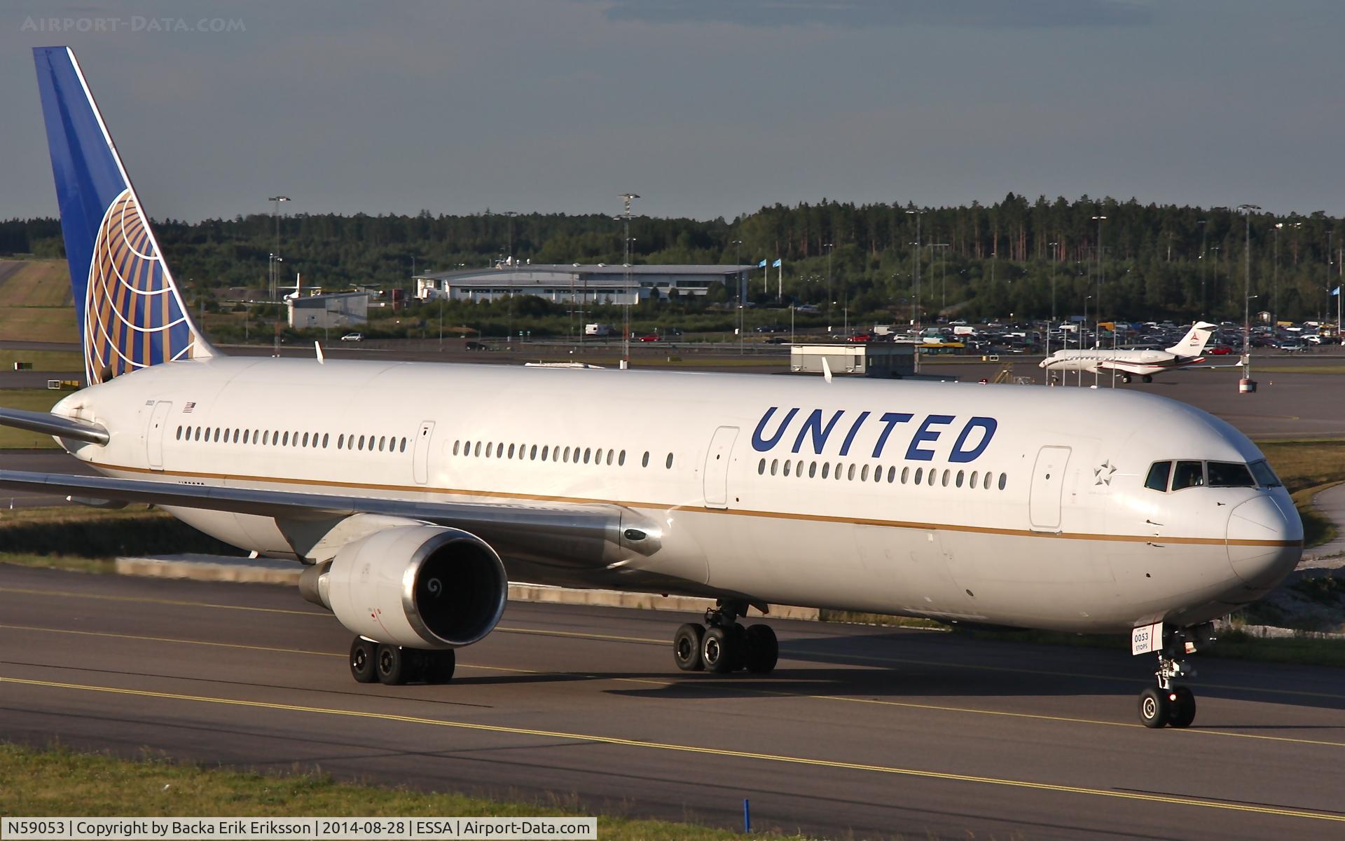 N59053, 2000 Boeing 767-424/ER C/N 29448, Taxiing on taxiway W after landing on rwy 01R.