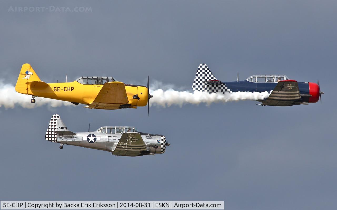 SE-CHP, 1941 North American AT-6A Texan C/N 78-6821, Nyköping flyg och motordag 2014. Flying together with SE-FUZ and SE-BII.