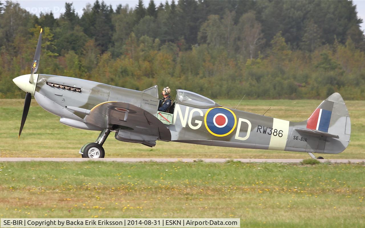SE-BIR, 1945 Supermarine 361 Spitfire LF.XVIe C/N CBAF.IX.4644, Nyköping flyg och motordag 2014.