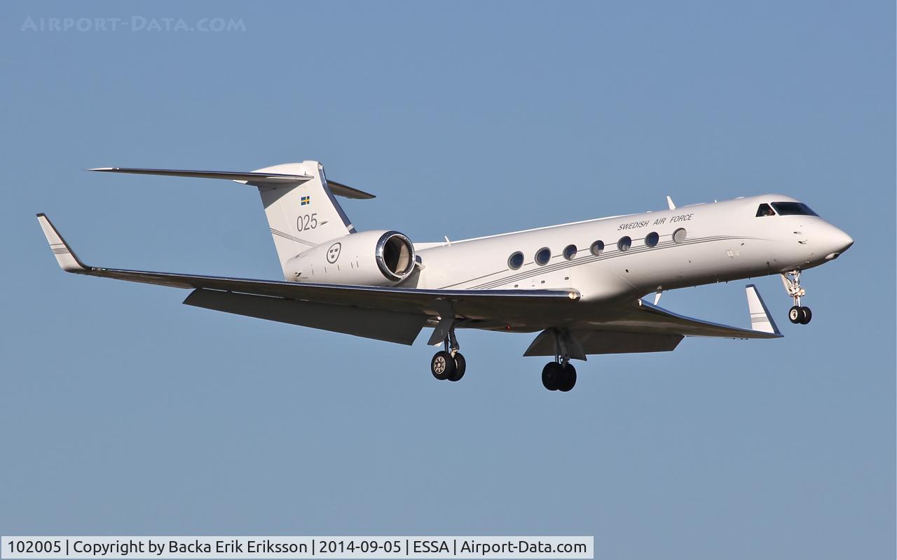 102005, 2008 Gulfstream Aerospace GV-SP (G550) C/N 5200, Short final rwy 19L.