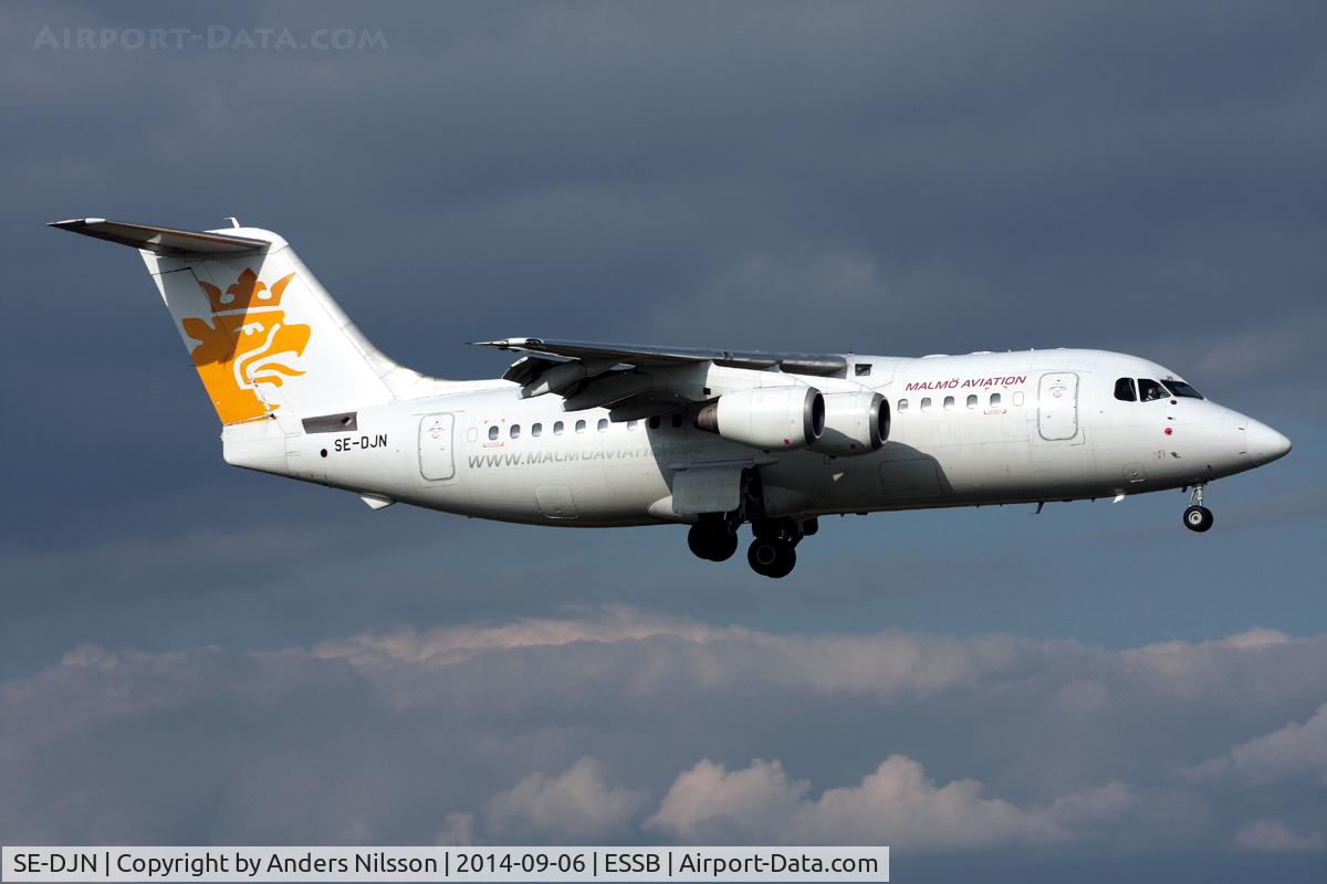 SE-DJN, 1993 British Aerospace Avro 146-RJ85 C/N E.2231, On short final for runway 12.