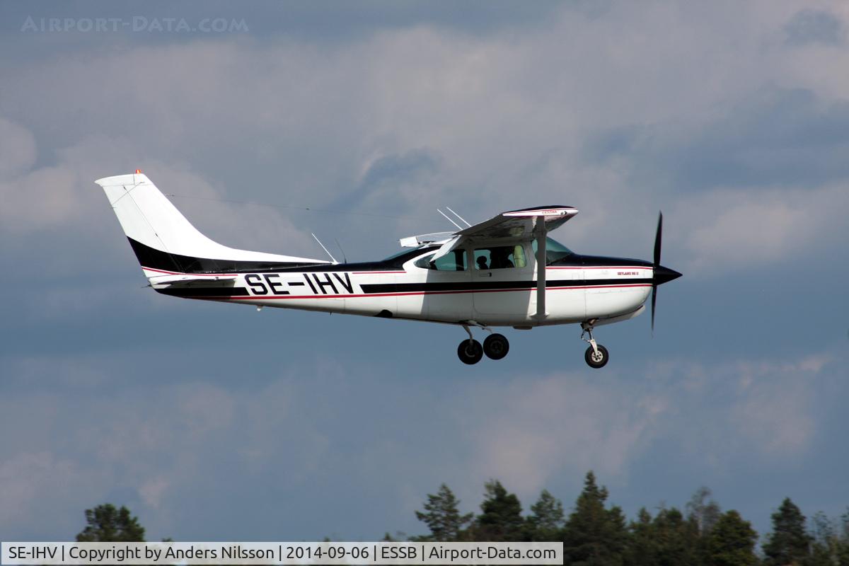 SE-IHV, 1982 Cessna R182 Skylane RG C/N R18201867, On short final runway 12.