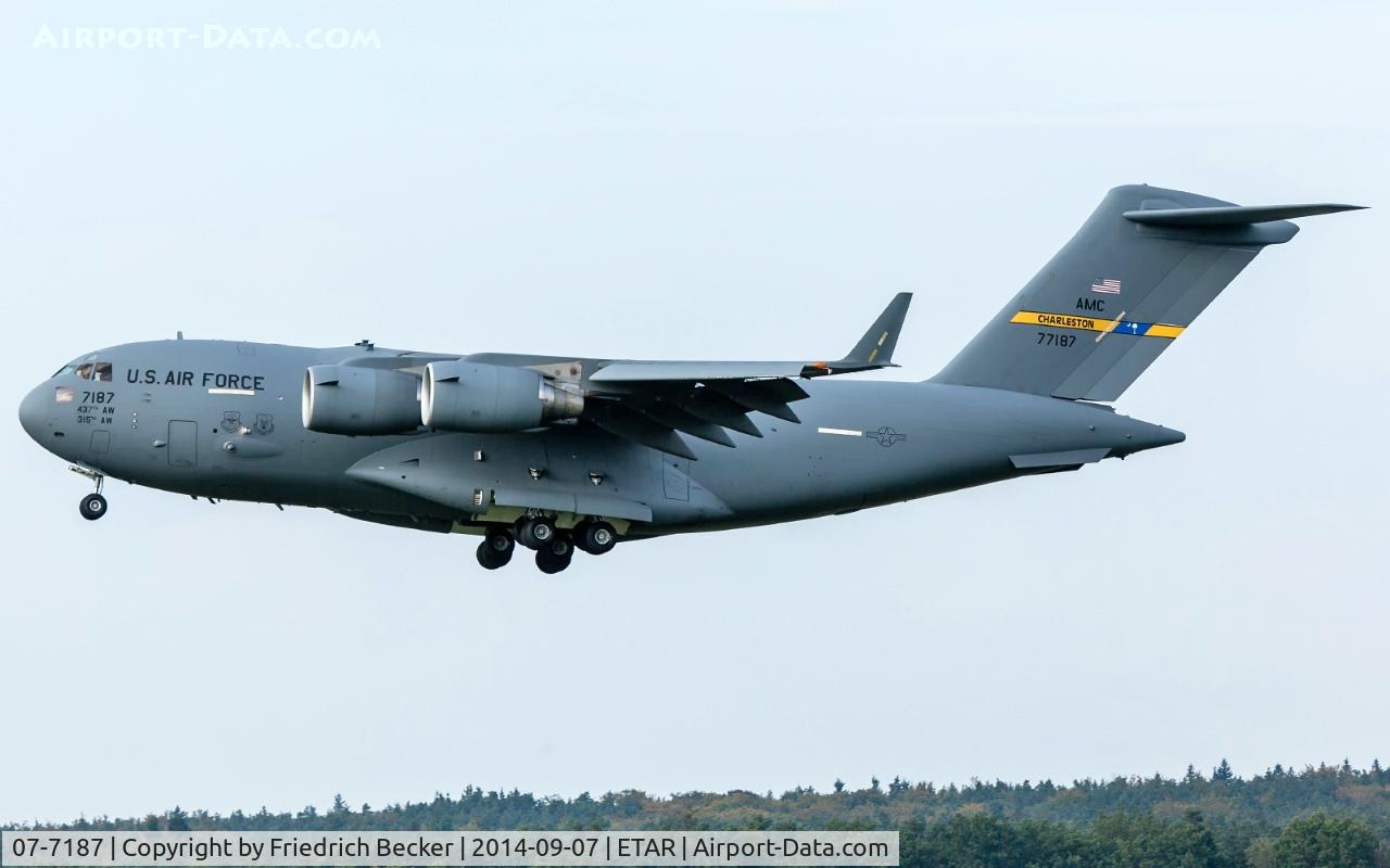 07-7187, 2007 Boeing C-17A Globemaster III C/N P-187, on final RW08