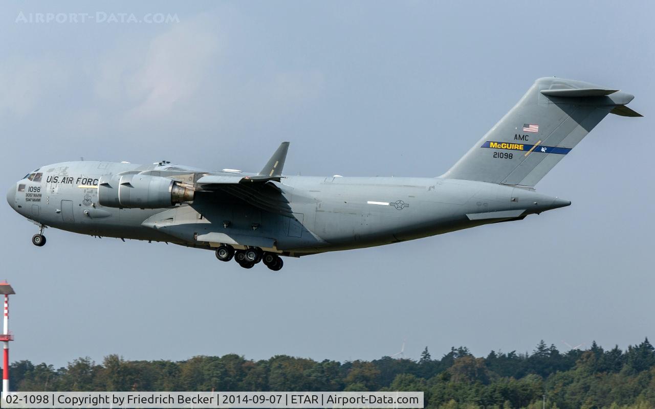 02-1098, 2002 Boeing C-17A Globemaster III C/N P-98, on final RW08