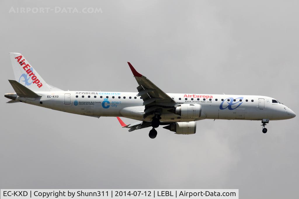 EC-KXD, 2009 Embraer 195LR (ERJ-190-200LR) C/N 19000244, Landing rwy 07R with additional '#CorunaSeMueve' titles
