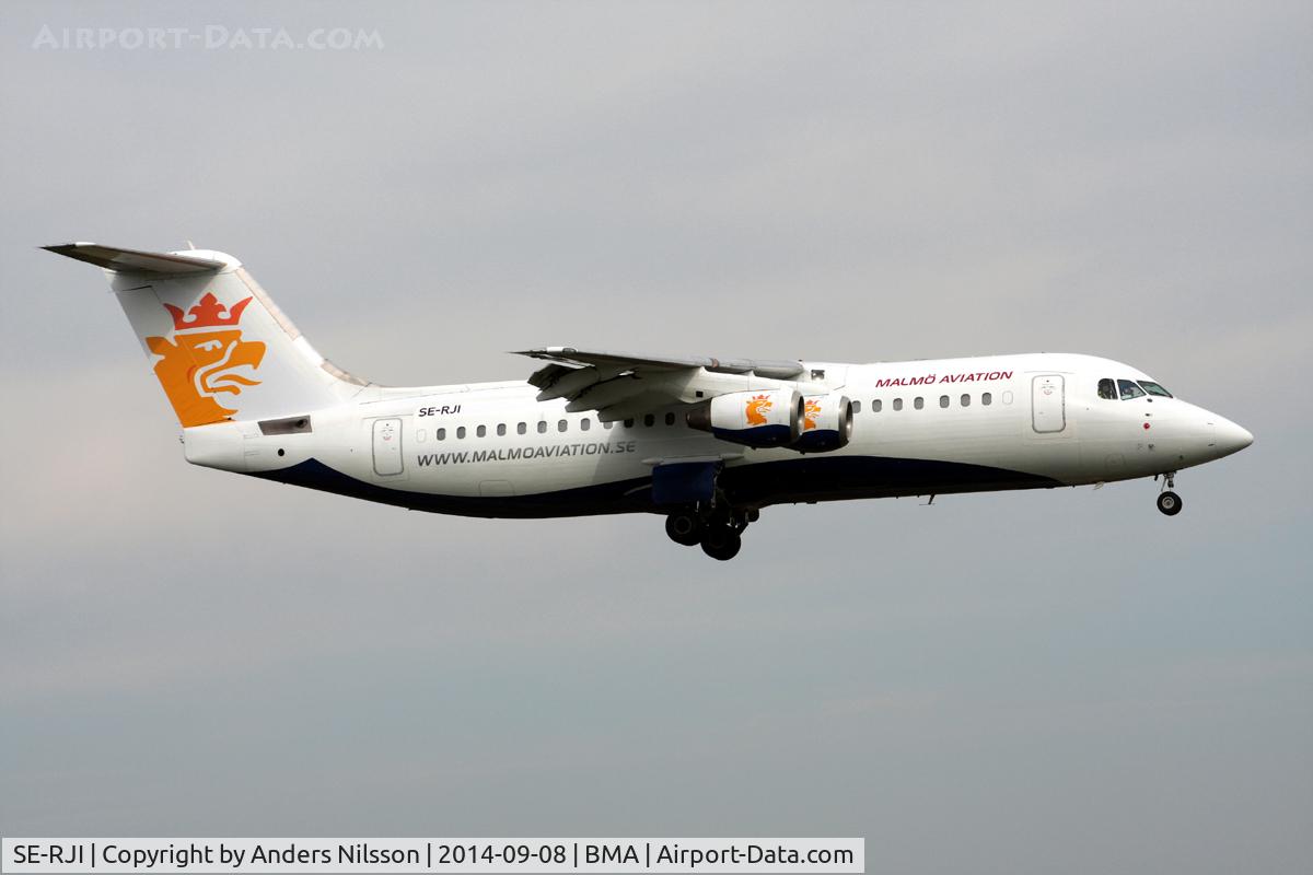 SE-RJI, 1999 British Aerospace Avro 146-RJ100 C/N E3357, Latest colours. Final for runway 12.