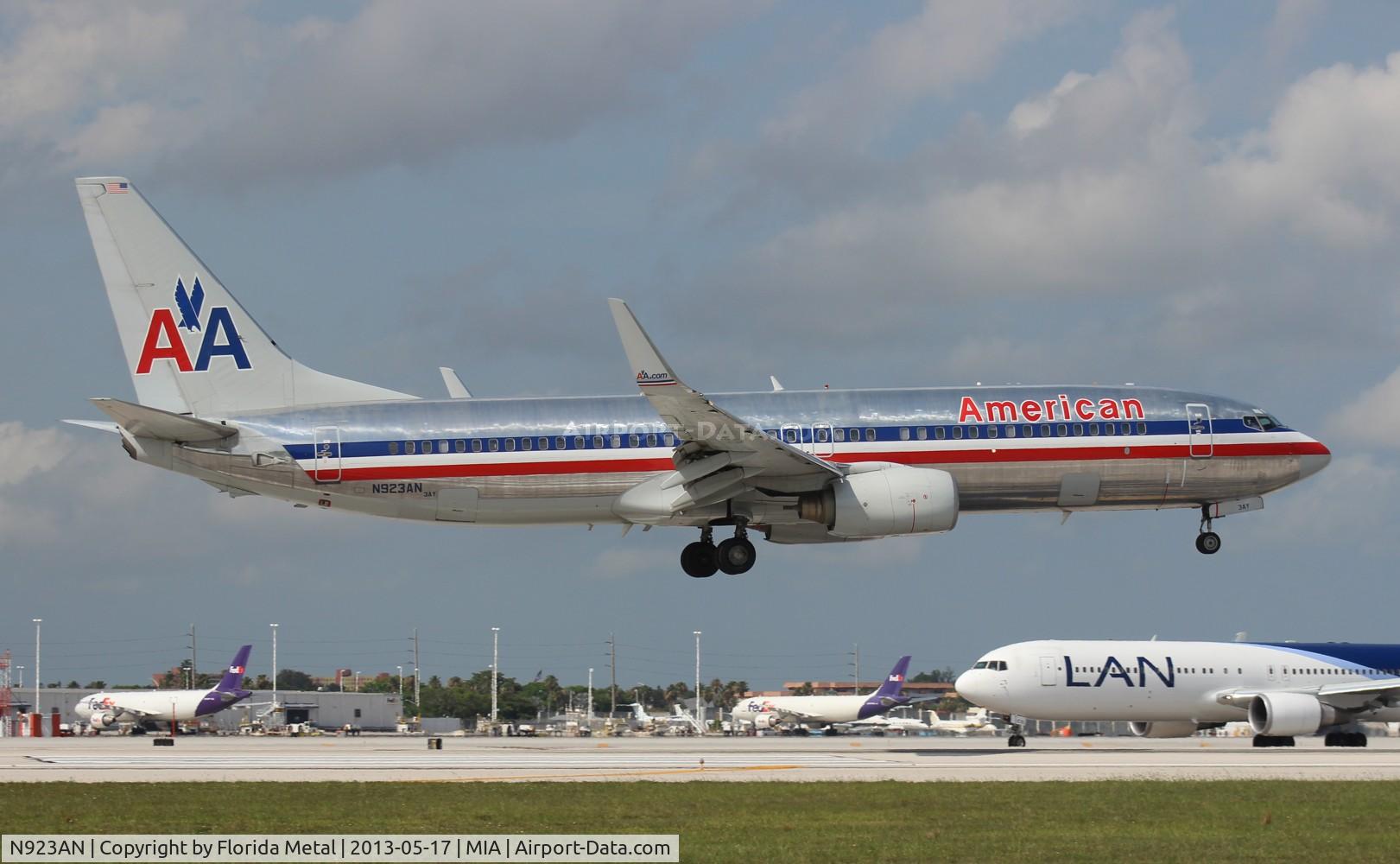 N923AN, 1999 Boeing 737-823 C/N 29524, American 737-800
