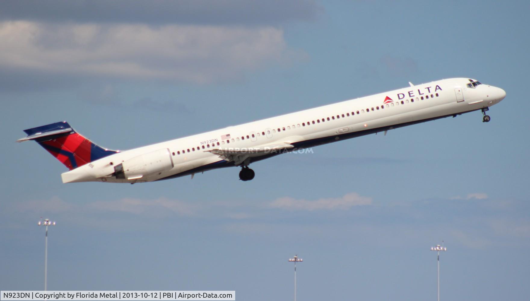 N923DN, 1998 McDonnell Douglas MD-90-30 C/N 53585, Delta MD-90