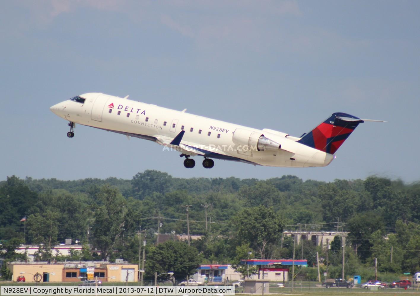 N928EV, 2004 Bombardier CRJ-200LR (CL-600-2B19) C/N 8006, Delta Connection CRJ-200