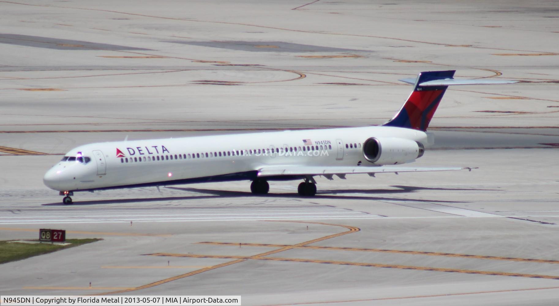 N945DN, 1998 McDonnell Douglas MD-90-30 C/N 53359, Delta MD-90
