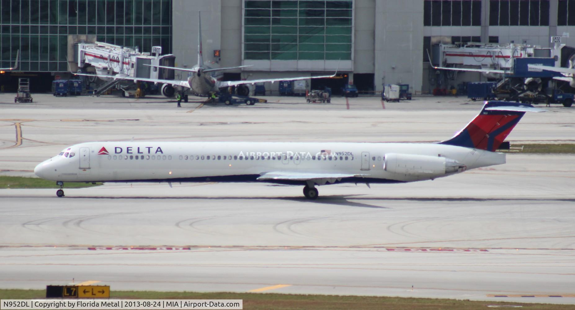N952DL, 1990 McDonnell Douglas MD-88 C/N 49883, Delta MD-88