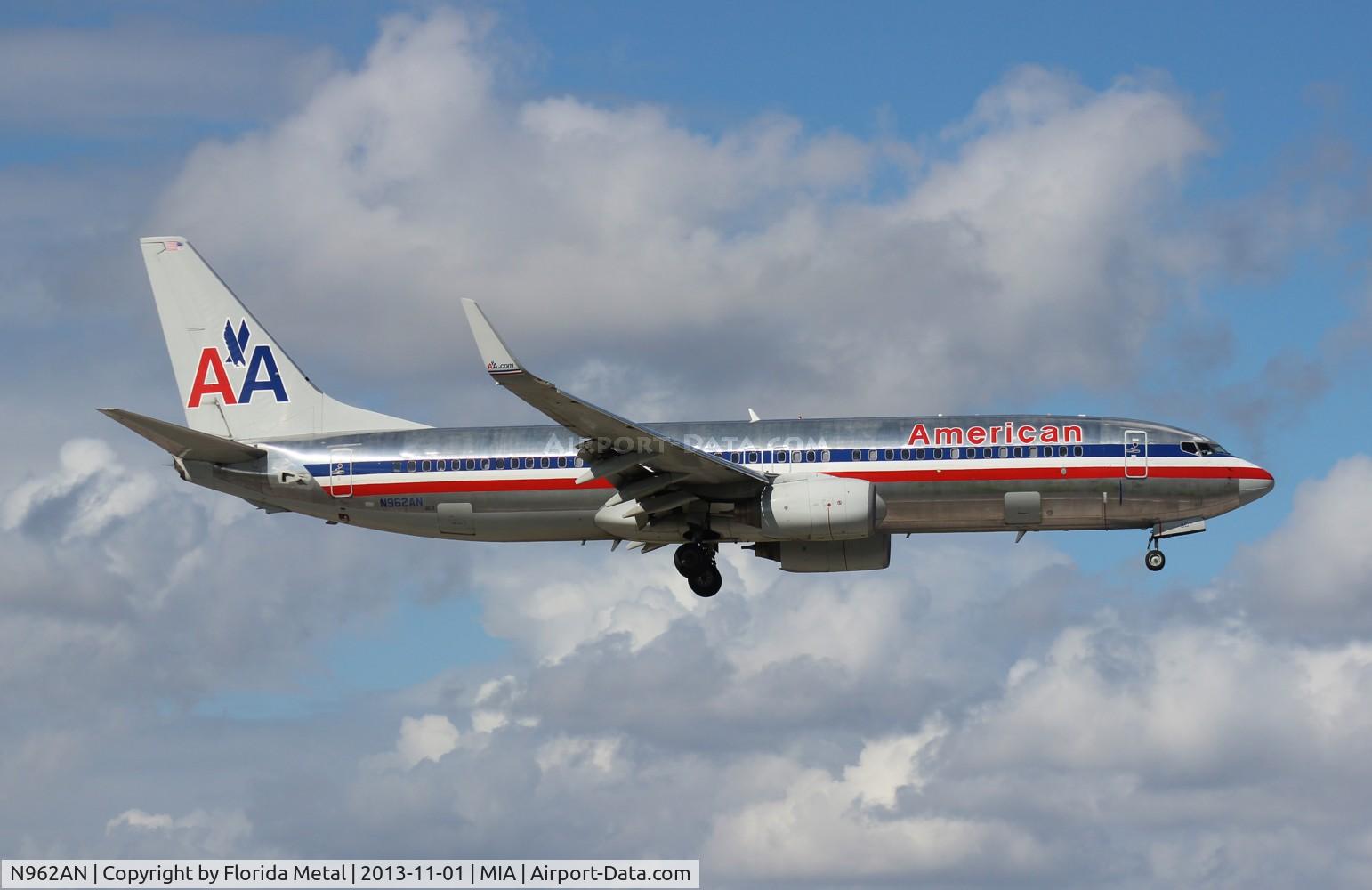 N962AN, 2001 Boeing 737-823 C/N 30858, American 737-800