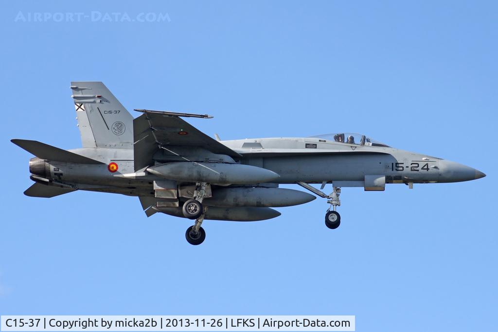 C15-37, McDonnell Douglas EF-18A Hornet C/N 0656/A537, Landing