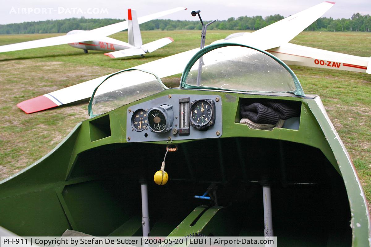 PH-911, Slingsby T-21B Sedbergh C/N 1207, Simple cockpit.