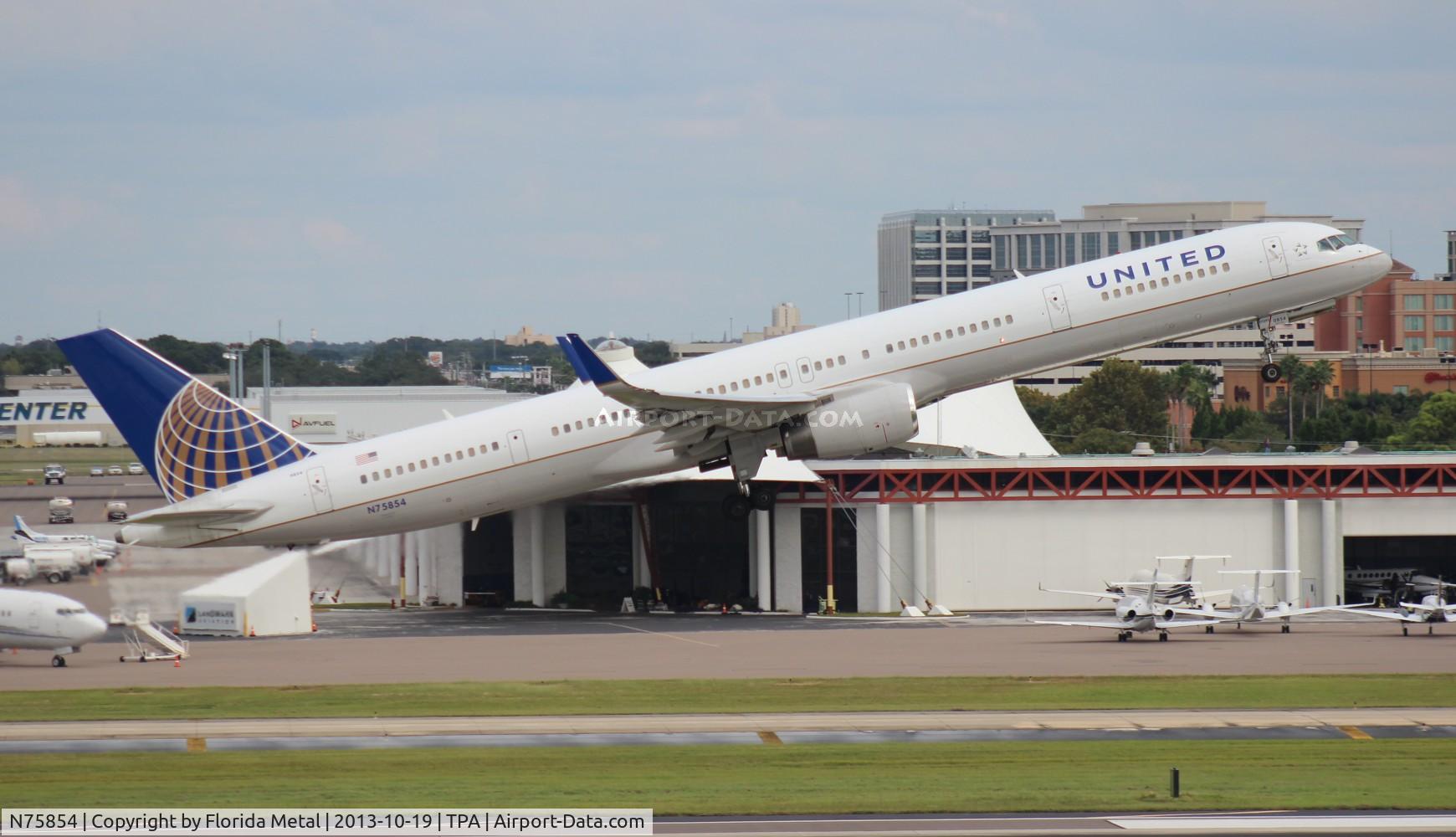 N75854, 2002 Boeing 757-324 C/N 32813, United 757-300 carrying Tampa Bay Buccaneers NFL team