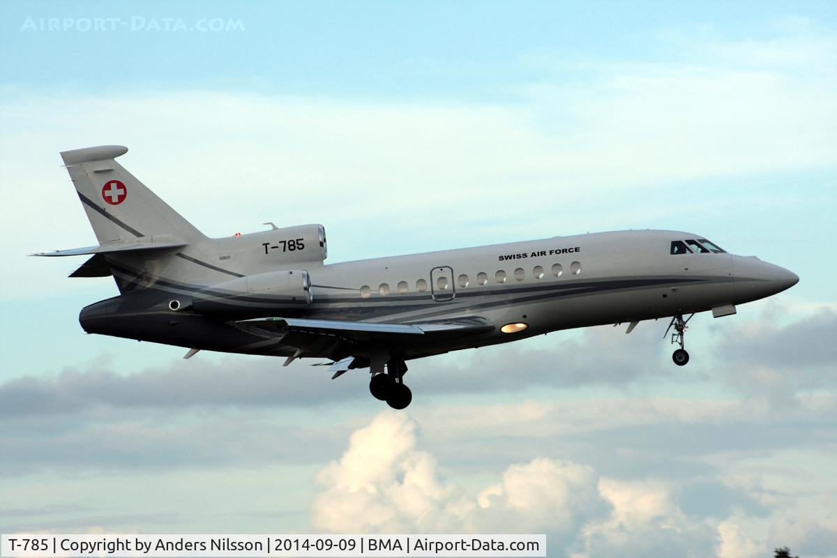 T-785, 2007 Dassault Falcon 900EX EASy II C/N 195, On short final runway 12.