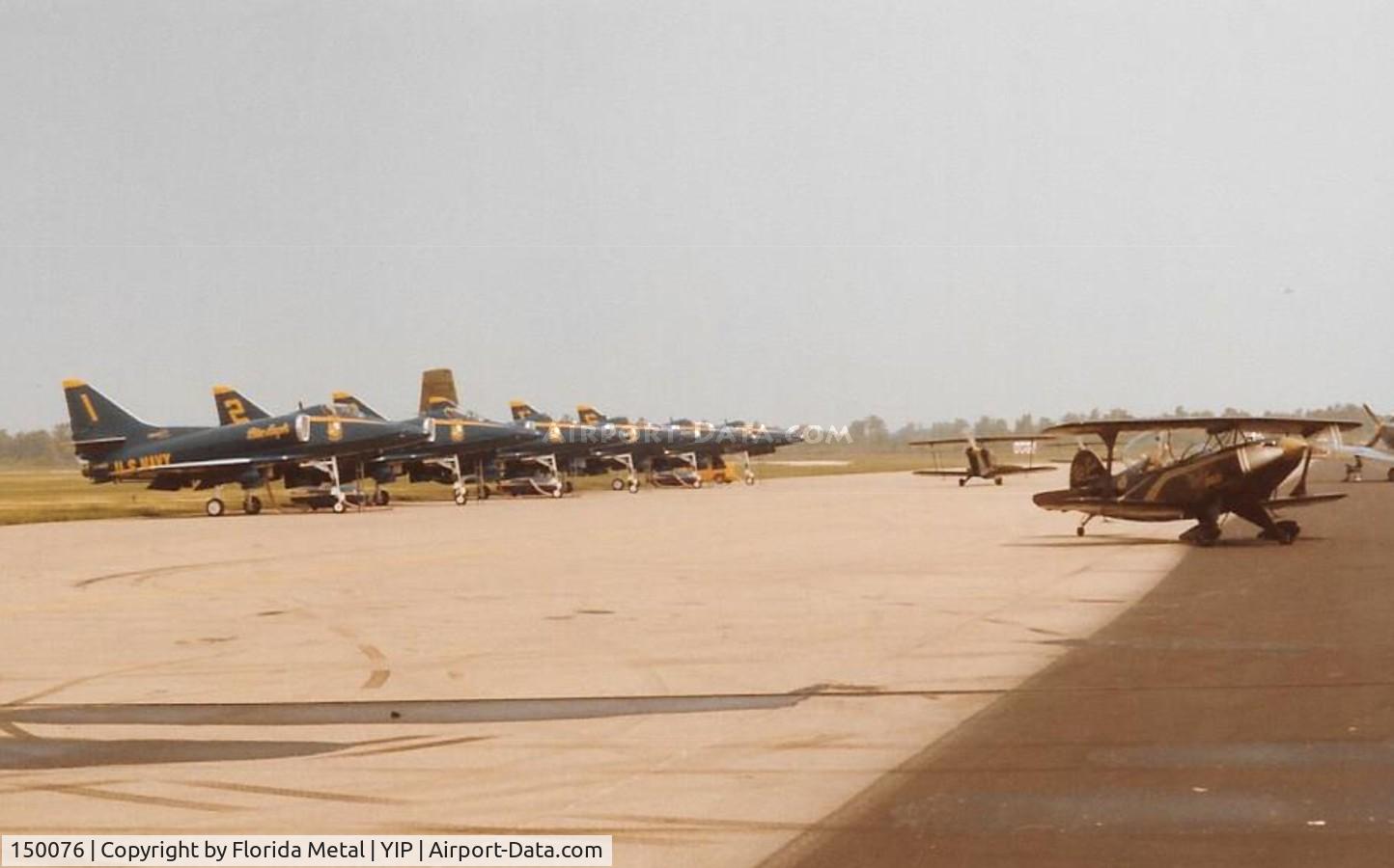 150076, Douglas A-4E Skyhawk C/N 13129, Blue Angels line up