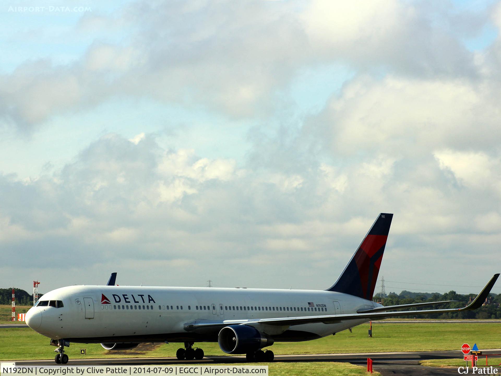 N192DN, 1997 Boeing 767-332 C/N 28449, Taxy to the gate