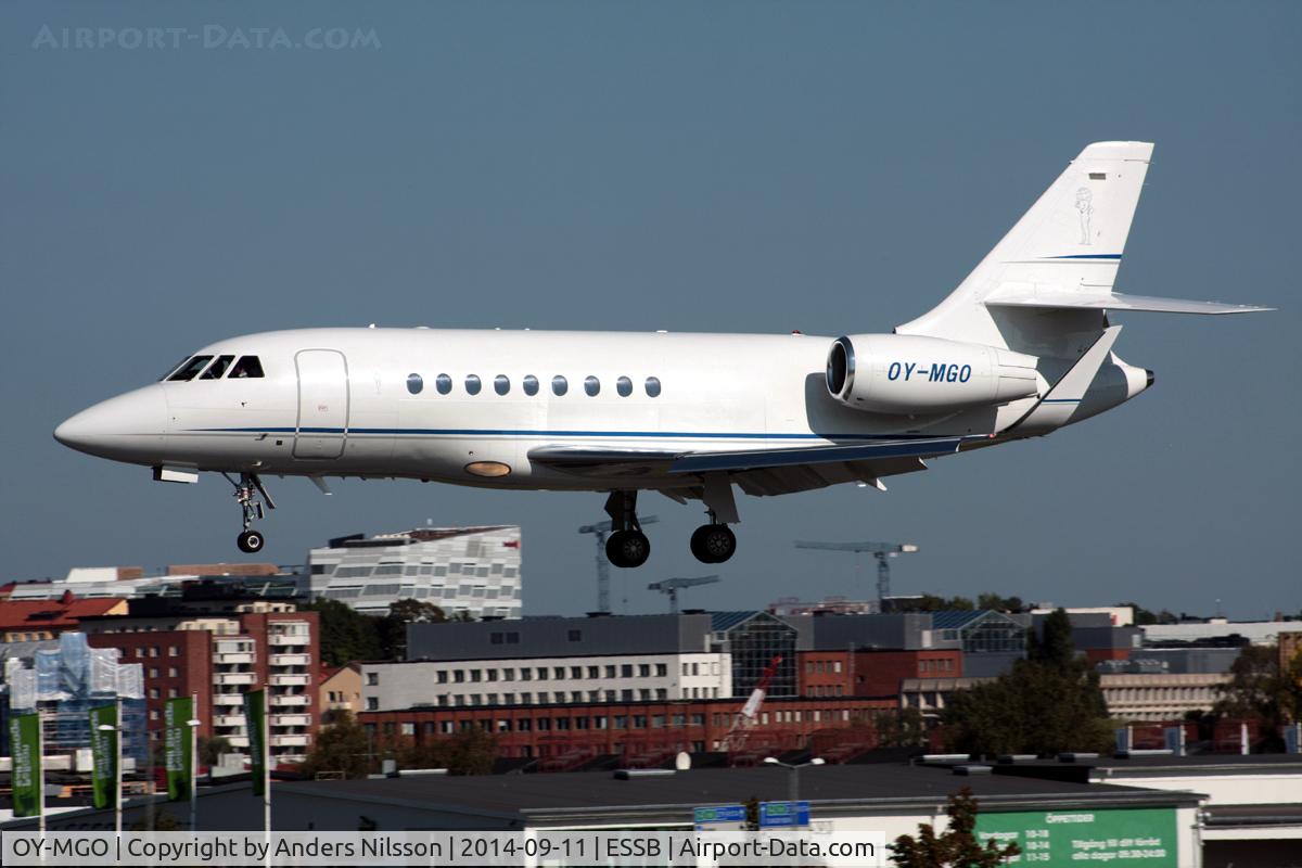OY-MGO, 2010 Dassault Falcon 2000EX C/N 161, On short final for runway 30.