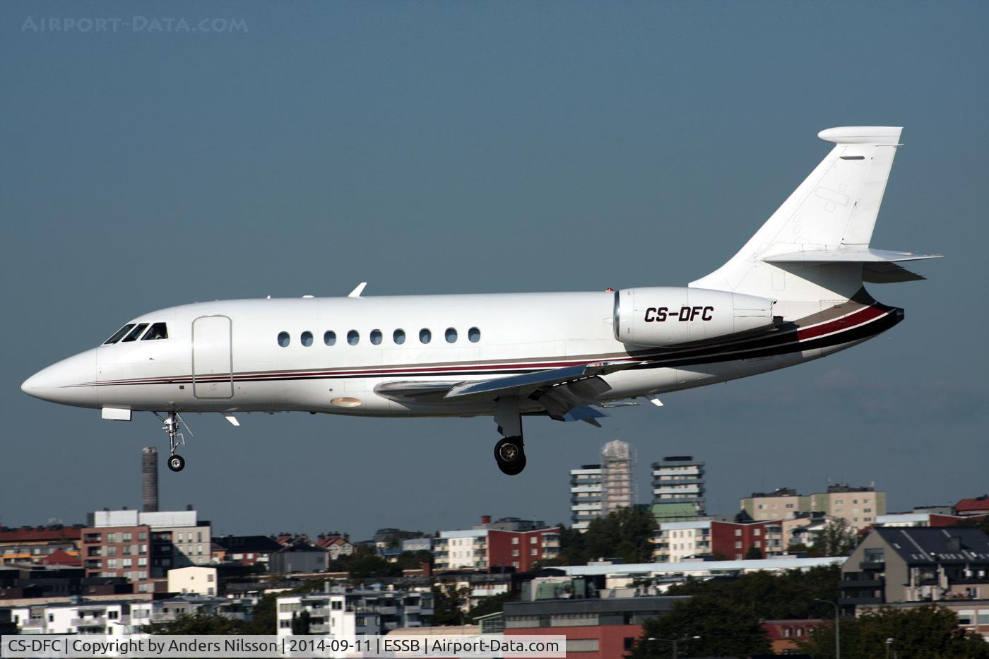 CS-DFC, 2001 Dassault Falcon 2000 C/N 148, On short final for runway 30.