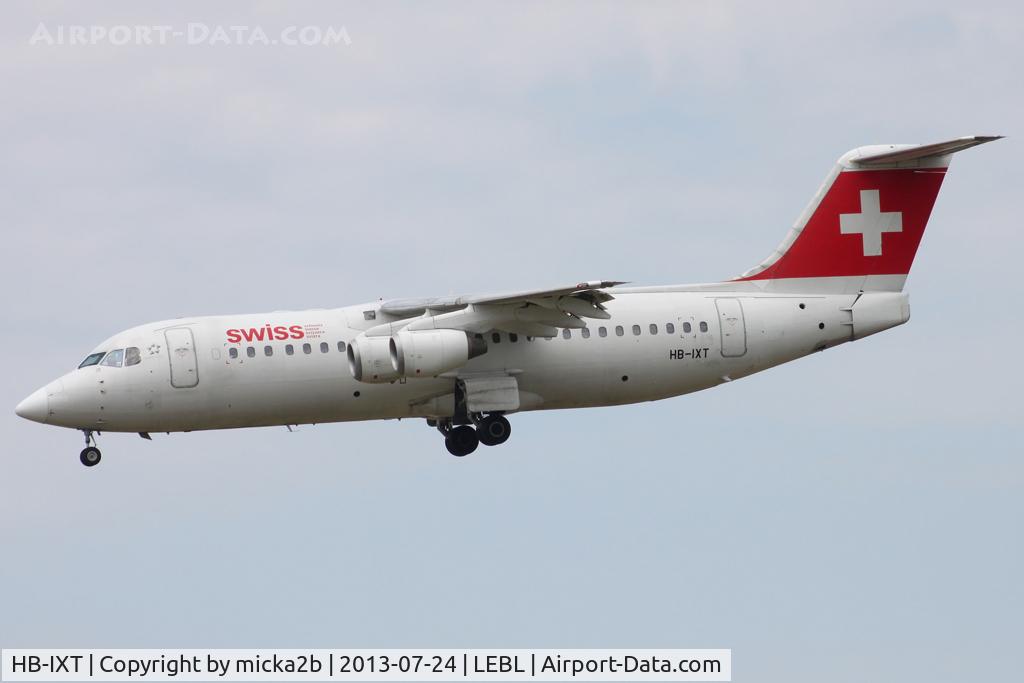 HB-IXT, 1995 British Aerospace Avro 146-RJ100 C/N E3259, Landing