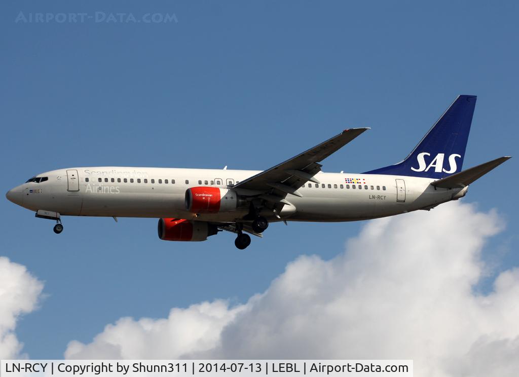 LN-RCY, 2001 Boeing 737-883 C/N 28324, Landing rwy 25R