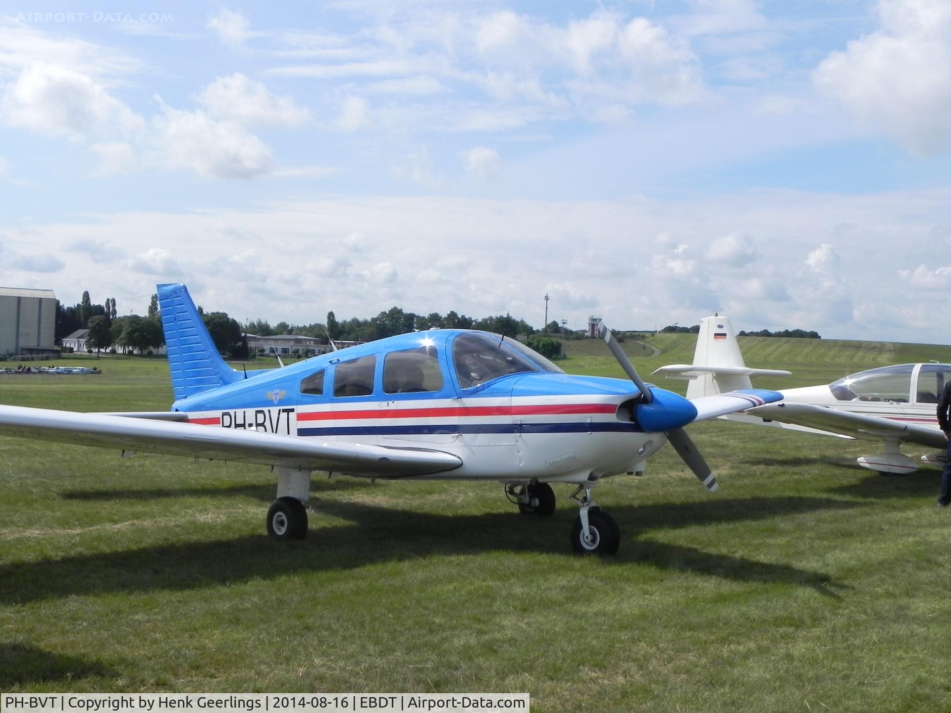PH-BVT, Piper PA-28-181 Cherokee Archer II C/N 2890086, Schaffen Diest Oldtimer Fly In, Belgium