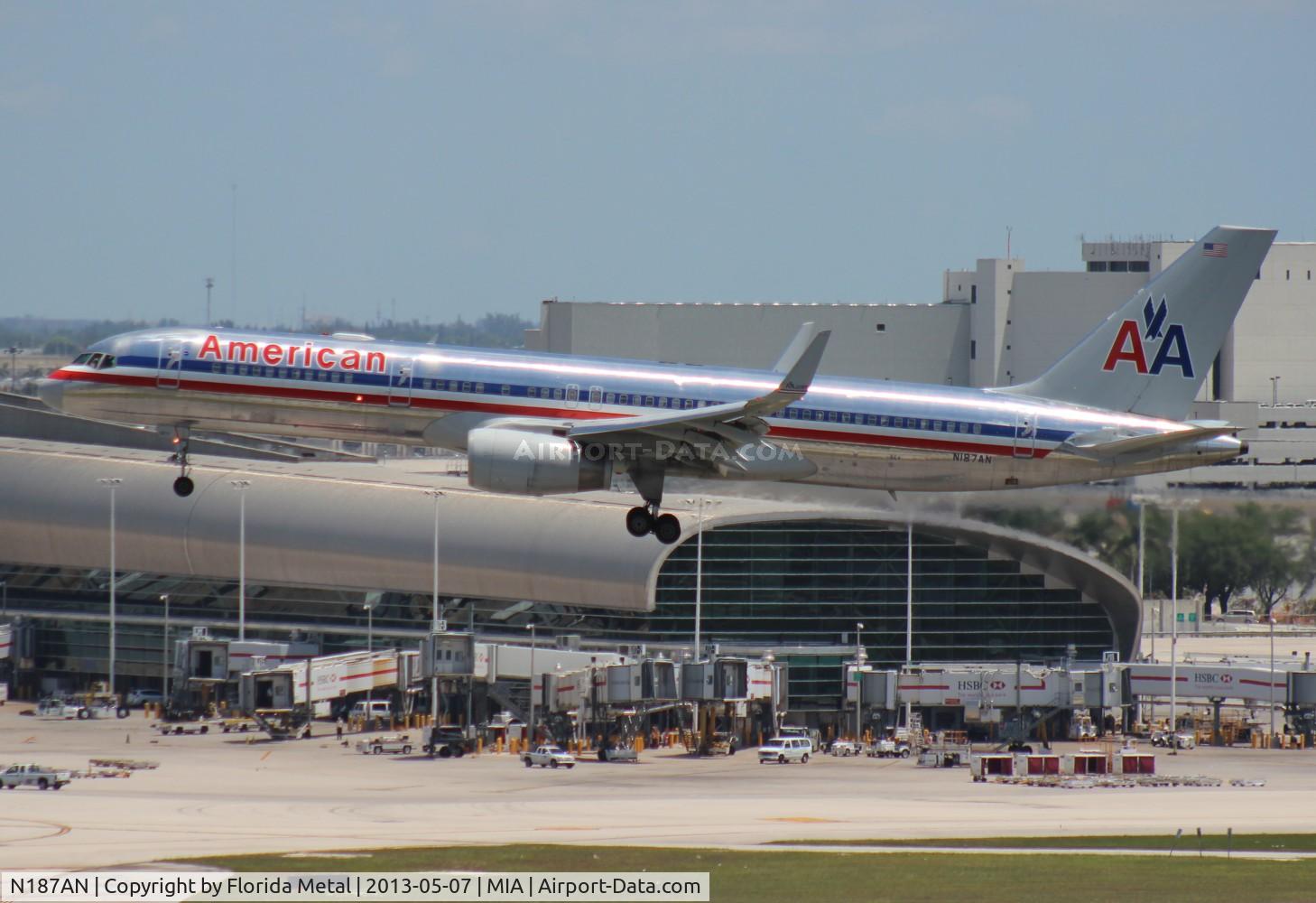 N187AN, 2001 Boeing 757-223 C/N 32381, American 757-200