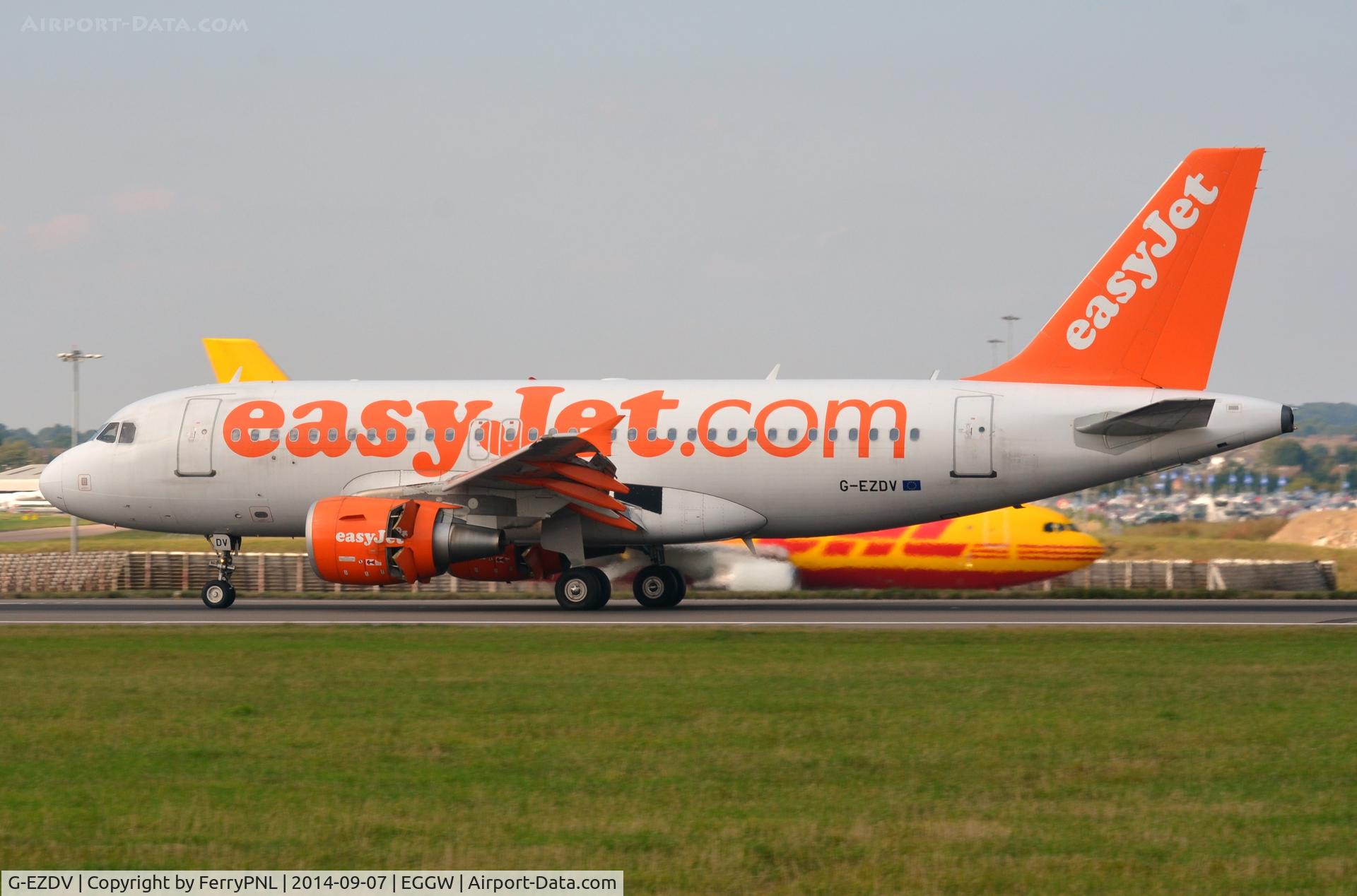 G-EZDV, 2008 Airbus A319-111 C/N 3742, Easyjet A319 landing in LTN