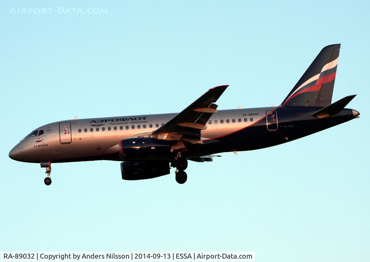 RA-89032, 2013 Sukhoi Superjet 100-95B C/N 95043, On final for runway 01L.