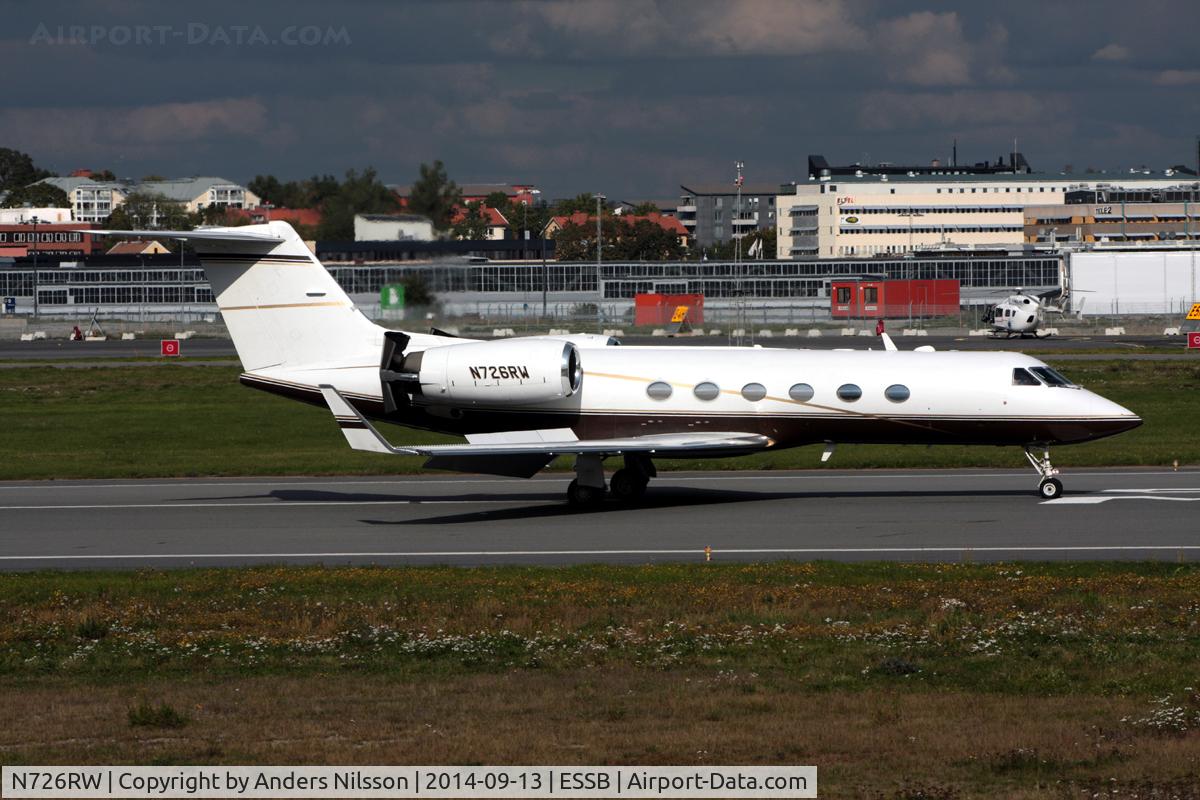 N726RW, 1987 Gulfstream Aerospace G-IV C/N 1039, Reversing after landing runway 12.