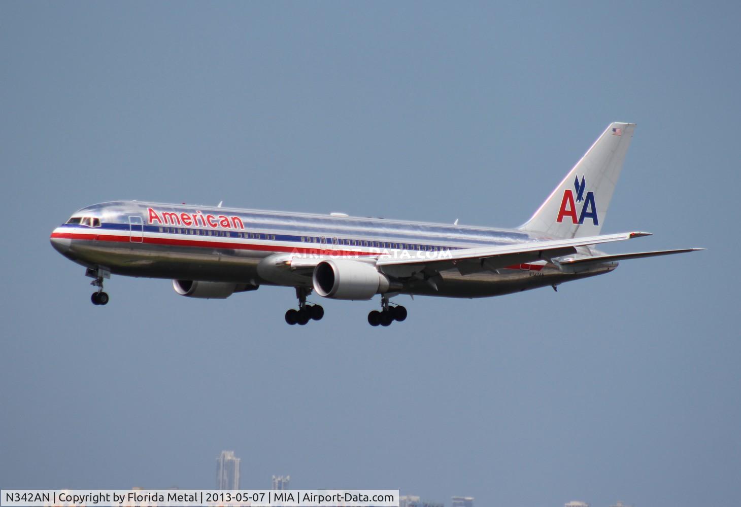 N342AN, 2002 Boeing 767-323ER C/N 33081, American 767-300