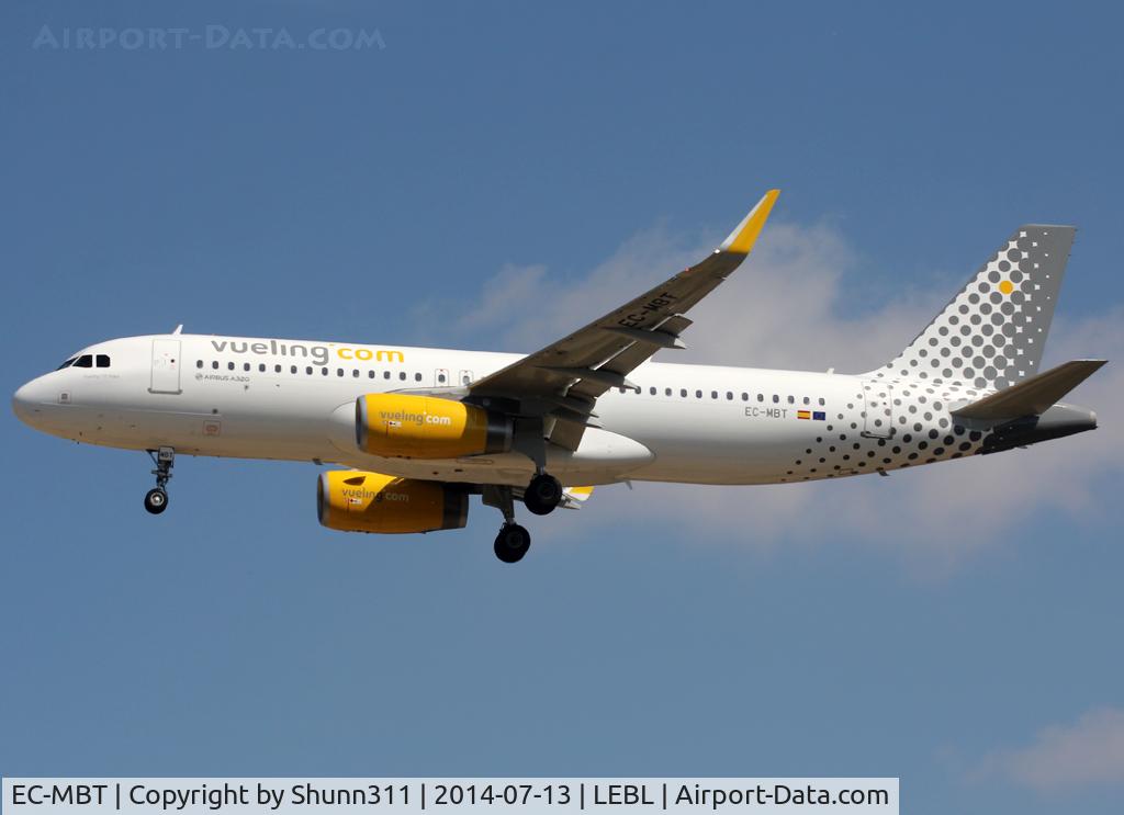 EC-MBT, 2014 Airbus A320-232 C/N 6128, Landing rwy 25R