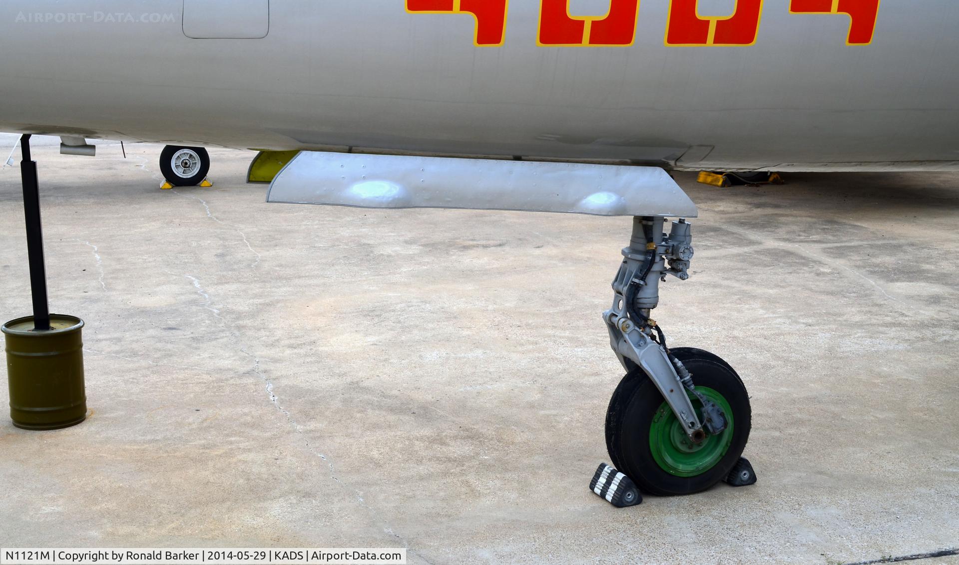 N1121M, Mikoyan-Gurevich MiG-21US C/N 4685145, MiG 21 Nose gear
