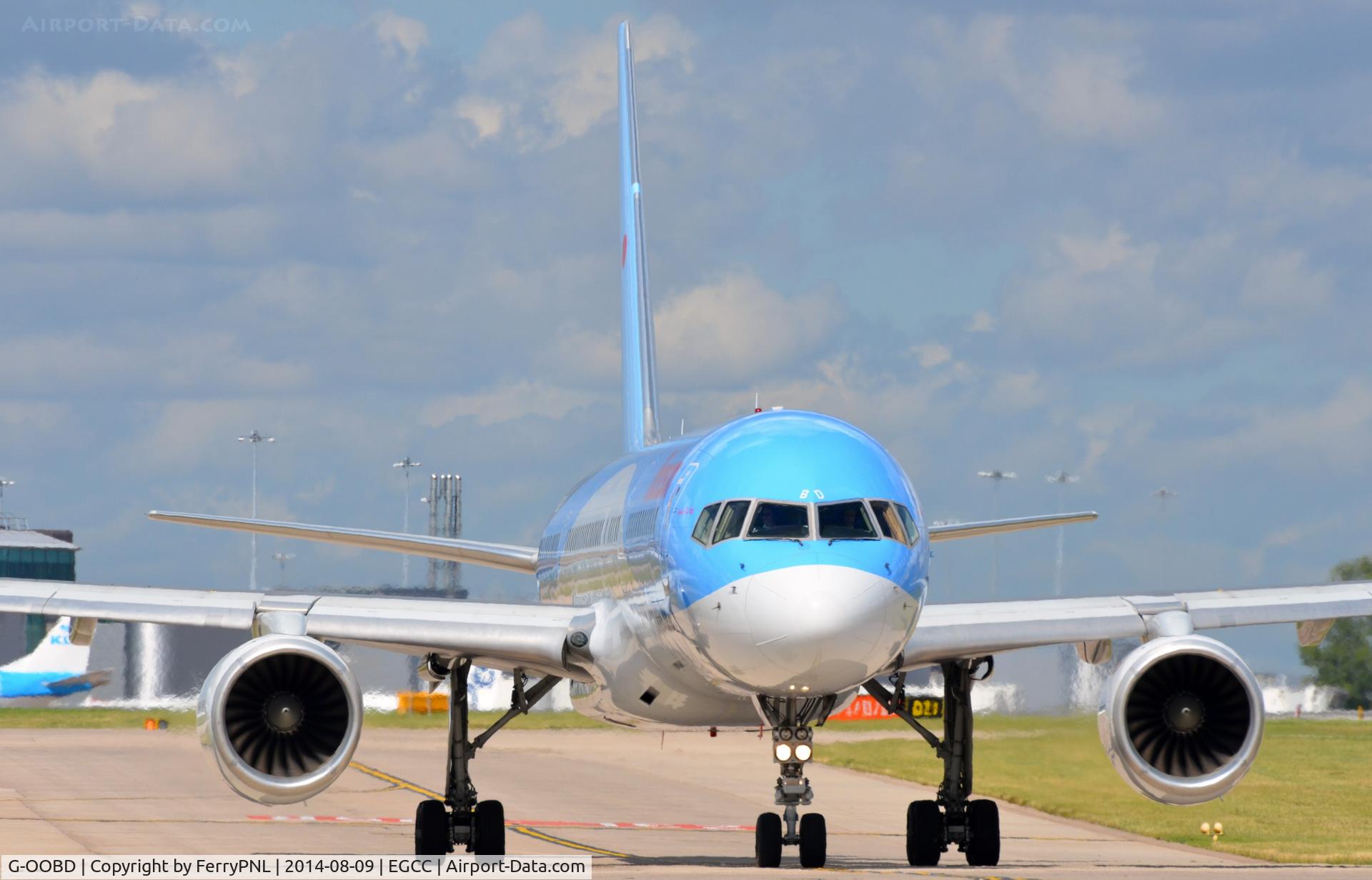 G-OOBD, 2003 Boeing 757-28A C/N 33099, Thomson B752 lining-up.