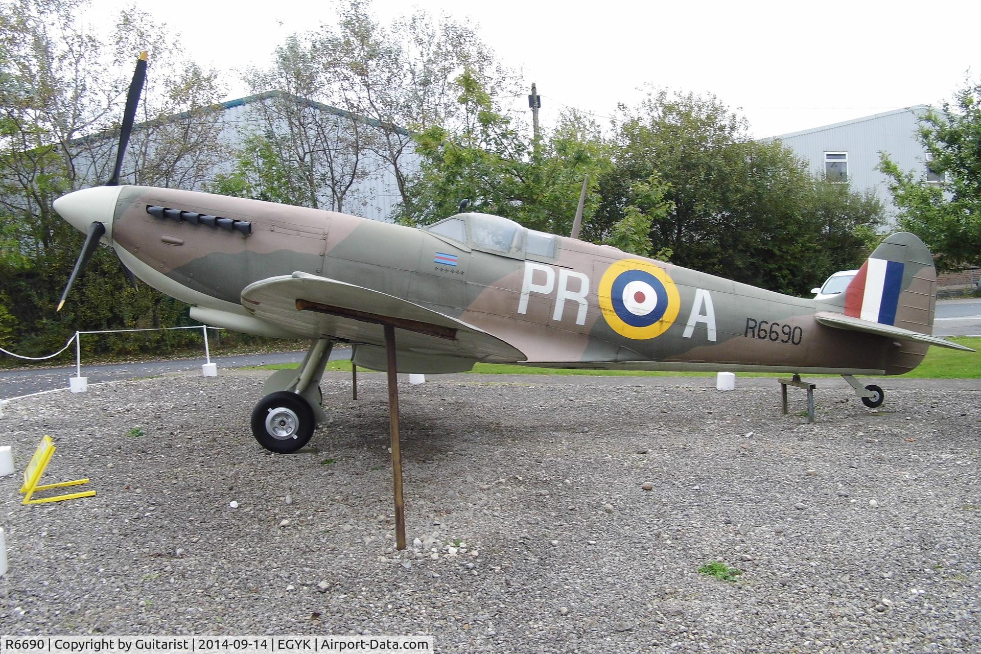 R6690, Supermarine Spitfire Replica C/N BAPC.254, Gate guard at the York air Museum