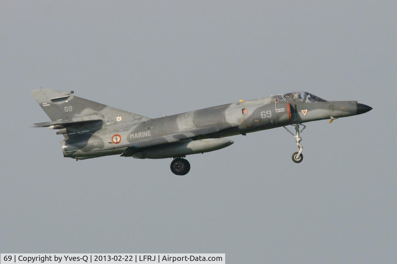 69, Dassault Super Etendard C/N 69, French Naval Aviation Dassault Super Etendard M (SEM), Short Approach Rwy 08, Landivisiau Naval Air Base (LFRJ)